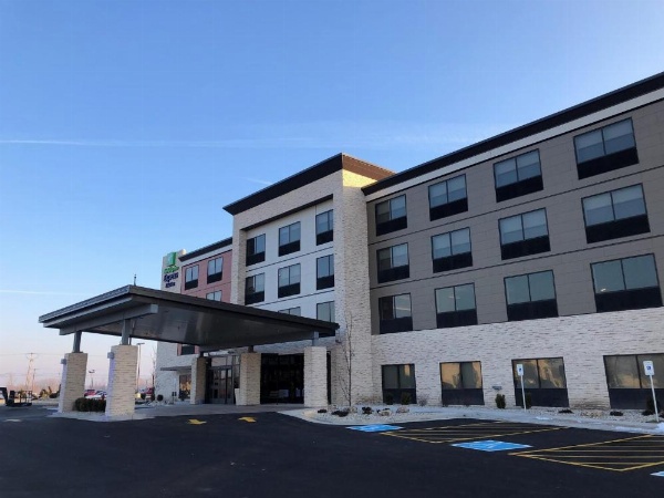 Holiday Inn Express & Suites Racine image 16