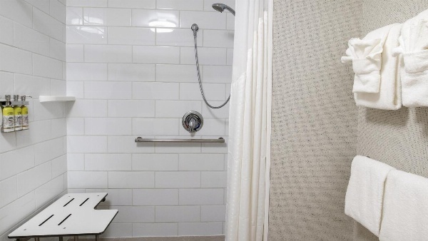 Holiday Inn Express & Suites Racine image 4