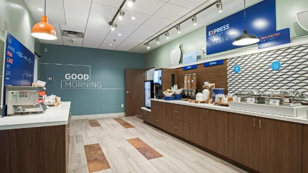 Holiday Inn Express & Suites Racine image 8